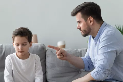 Una crianza severa repercute en el desarrollo cerebral de los niños Crianza severa altera el cerebro infantil
