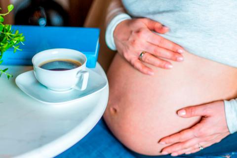 Media taza de café al día en el embarazo reduce el peso del neonato