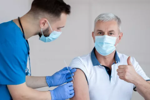 España vacunará con AstraZeneca a trabajadores esenciales de más de 65 AstraZeneca en mayores si son trabajadores esenciales