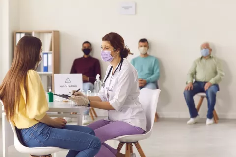 EMA halla un posible vínculo entre los trombos y la vacuna Astrazeneca Trombos posible efecto secundario raro de la vacuna AstraZeneca