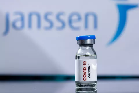 España destinará la vacuna de Janssen a las personas de 70 a 79 años Vacuna Janssen para personas de 70 a 79