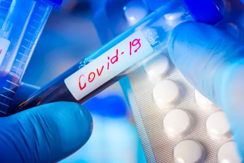 Un antiviral experimental frena la propagación y el daño del COVID-19 COVID-19: antiviral experimental, eficaz