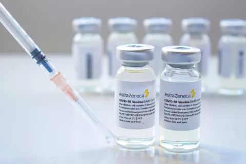 España aplaza la decisión sobre la segunda dosis de AstraZeneca Dos dosis de la vacuna AstraZeneca frente al COVID-19