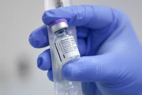 CombiVacs: combinar dosis de AstraZeneca y Pfizer es eficaz y seguro Combinar AstraZeneca y Pfizer es eficaz