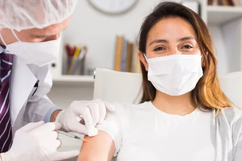 Los menores de 60 vacunados con AstraZeneca recibirán Pfizer 2ª dosis de Pfizer para menores de 60