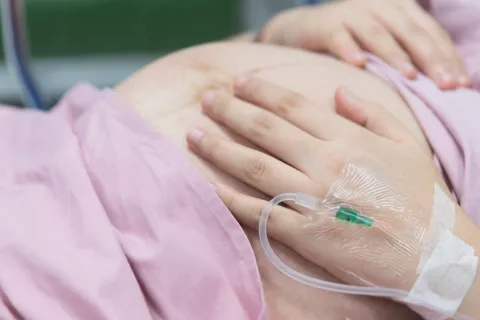 La quimioterapia en el embarazo es más segura tras el primer trimestre Quimioterapia es segura en el embarazo