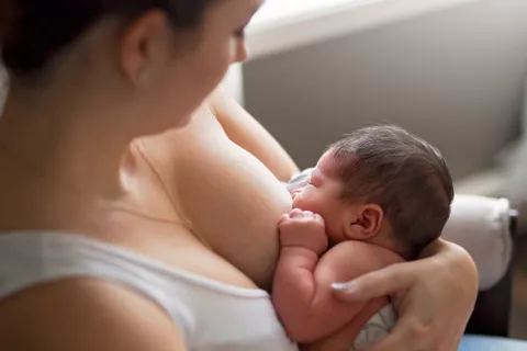 Vacunas ARNm no pasan a la leche materna