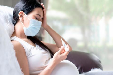 Mujer embarazada con síntomas de fiebre