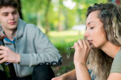 Adolescentes fumando cannabis