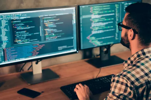 Los trabajos que estimulan la mente reducen el riesgo de demencia Programador web trabajando