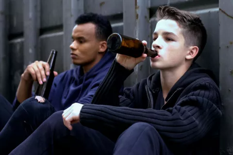 Beber alcohol envejece precozmente los vasos sanguíneos en los jóvenes Adolescentes bebiendo cerverza
