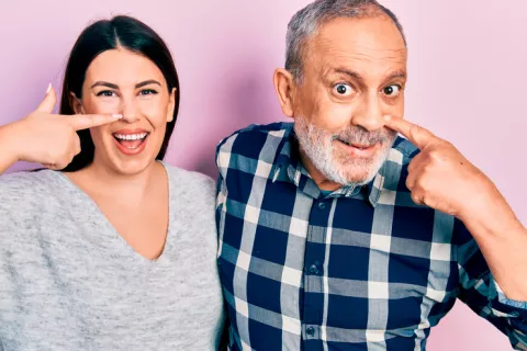 El cartílago nasal es útil para aliviar la osteoartritis de rodilla Padre e hija señalándose la nariz