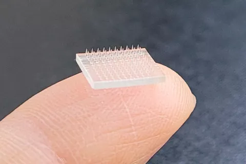 Crean un parche de vacuna en 3D que permitiría evitar las inyecciones Crean un parche para vacunar sin agujas
