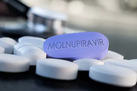 El molnupiravir reduce un 50% el riesgo de ingreso o muerte por COVID Pastilla molnupiravir reduce 50% riesgo de COVID-19