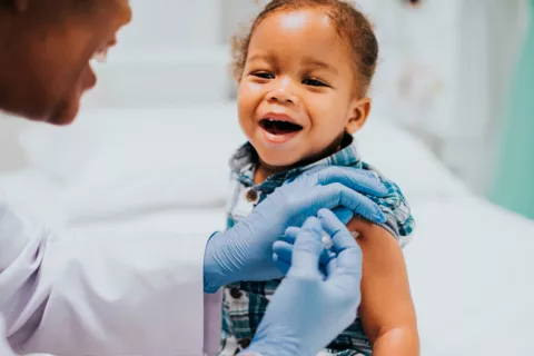 Primera vacuna contra la malaria eficaz en niños aprobada por la OMS Primera vacuna contra la malaria eficaz en niños