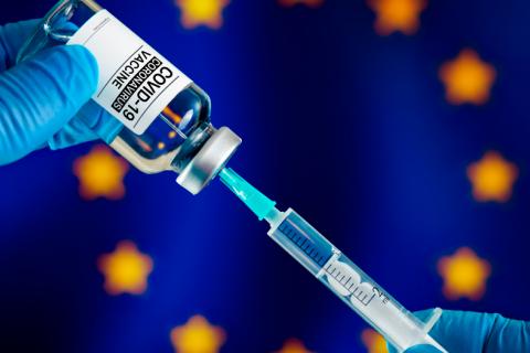 Europa aconseja 3ª dosis vacuna a adultos