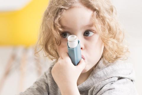 Niños con asma e ingresos por COVID 