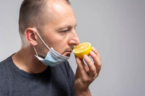 Hombre sin olfato por el COVID con un limón 