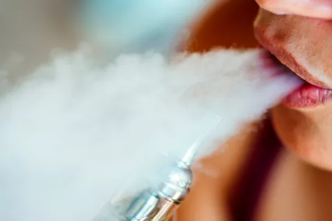Cigarrillos electrónicos aumentan el riesgo de síntomas del COVID COVID: vapear aumenta riesgo de síntomas