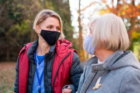 La mascarilla en exteriores dejará de ser obligatoria en España Fin a la mascarilla en exteriores