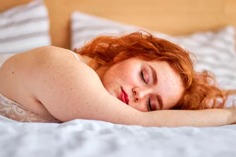 Dormir más ayuda a reducir la ingesta calórica y perder peso Dormir más puede ayudar a adelgazar