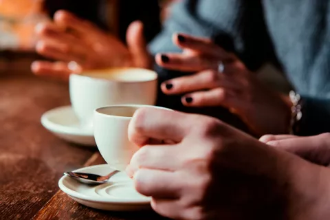 Personas tomando café para mejorar la salud del corazón