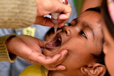 Niño tomando vacuna para la polio 
