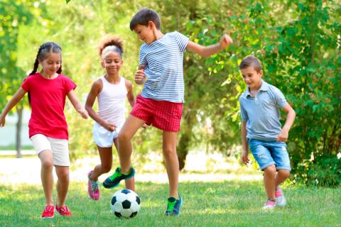 Niños practicando deporte para mejorar su salud mental