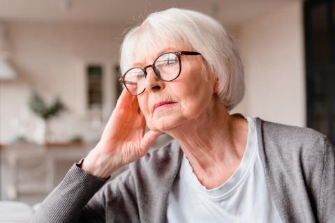 Mujer anciana con síntomas de alzhéimer