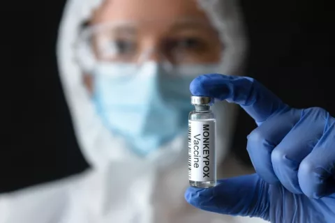 España recibe primeras vacunas de la viruela del mono Enfermero sostiene una dosis de vacuna del Monkeypox