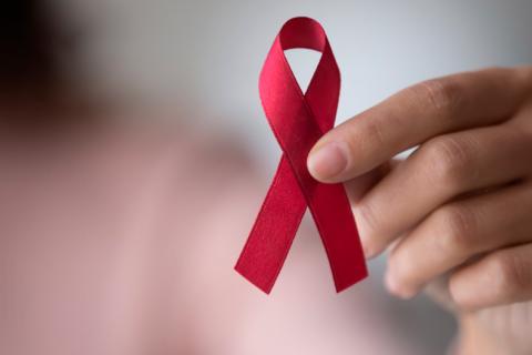 Lazo rojo de apoyo a pacientes con VIH