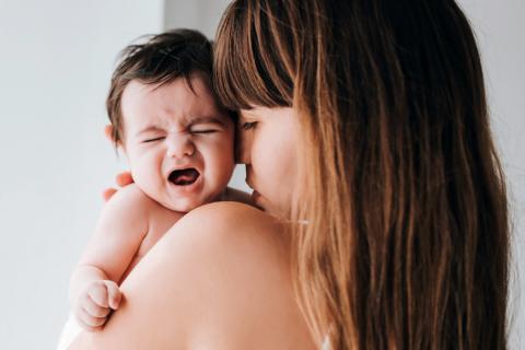 Cómo saber por qué llora un bebé
