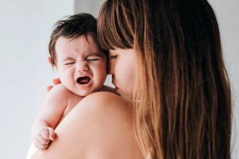 Los padres pueden aprender a identificar si su bebé llora por dolor Cómo saber por qué llora un bebé