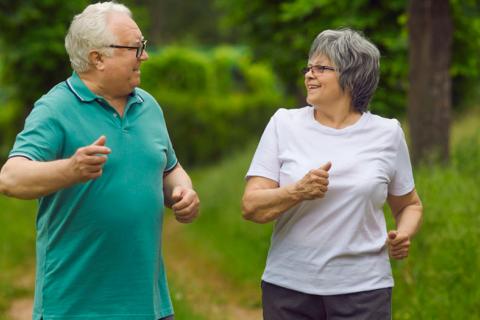Dos personas mayores haciendo ejercicio
