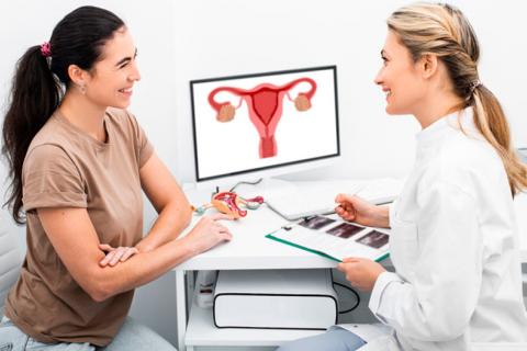 Doctora explicando a paciente como realizar el test de endometrio