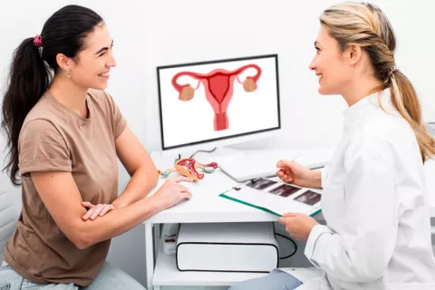 Nuevo test casero detecta el cáncer de endometrio hasta un año antes Doctora explicando a paciente como realizar el test de endometrio