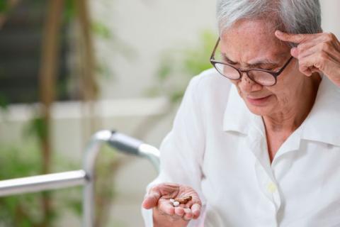 Anciano tomando medicamentos para prevenir el alzheimer