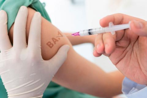 Persona vacunándose contra la variante Omicron BA.1