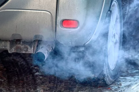 Los gases del diésel podrían ser más dañinos en mujeres que en hombres Coche diésel emitiendo gases