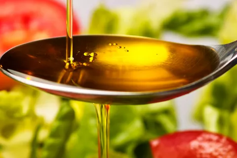 Dos cucharadas de aceite de oliva diarias reducen el riesgo de muerte Tomar 2 cucharadas de aceite de oliva a diario