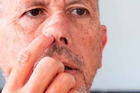 Hurgarse nariz y más riesgo de alzhéimer 