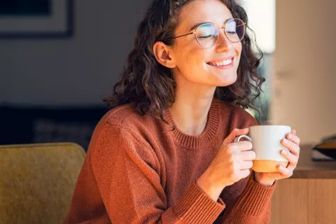 Tomar café puede reducir el riesgo de cáncer de endometrio Mujer joven tomando café