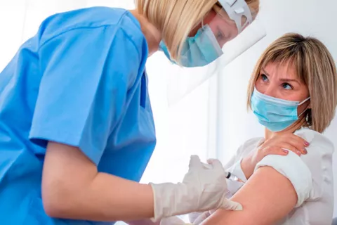 Una vacuna experimental contra el cáncer de mama demuestra eficacia Mujer de mediana edad poniéndose la vacuna contra el cáncer de mama