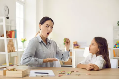 Profesora enseña a una niña con dislexia