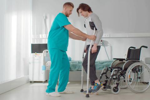 Persona paralítica recuperando la capacidad para andar