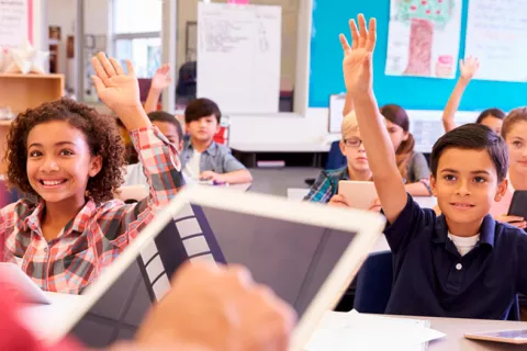 Descubren por qué los niños aprenden más rápido que los adultos Grupo de niños en clase