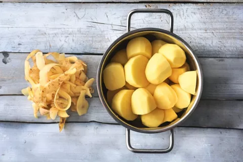 Patatas peladas para hervirlas en una cazuela