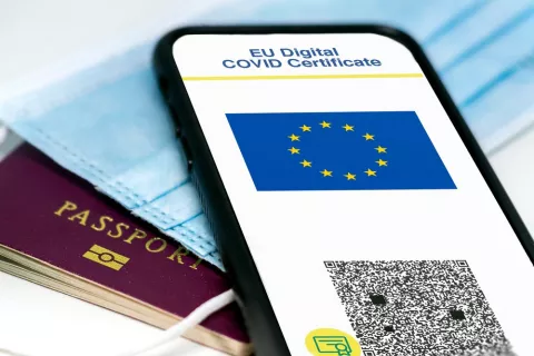 Teléfono muestra el Certificado Covid digital de la UE