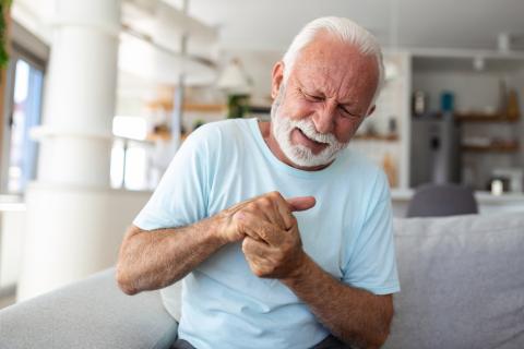 Hombre mayor con osteoartritis en las manos