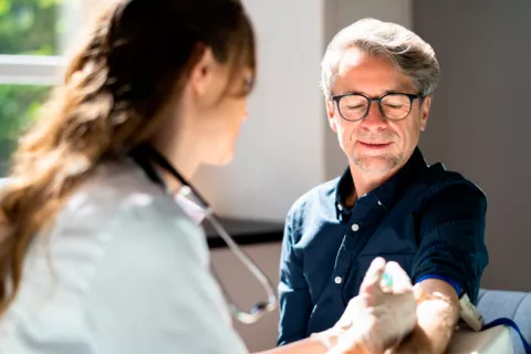 Una proteína en sangre permitiría detectar el alzhéimer 10 años antes Hombre de mediana edad haciéndose una analítica de sangre